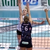 Findomestic Volley Cup 2011/12 - Serie A1MC Carnaghi Villa Cortese - Chateau D\'Ax Urbino VolleyPalaborsani, Castellanza (VA) - 22 Gen 2012-Attacco di Lise Van Hecke contrastato da Sarah Pavan