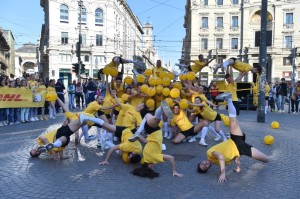 DHL flash mob piazza Cordusio Milano ph Duillio Piaggesi 16